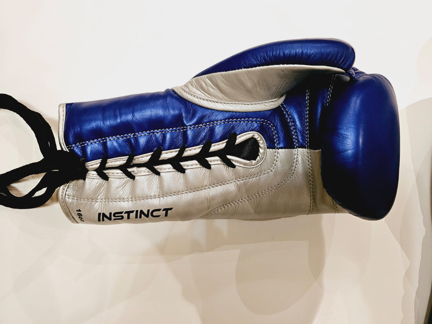 Competition boxing gloves